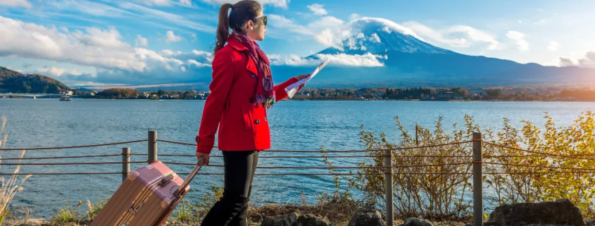 دختری در مسیر سفر به گرجستان