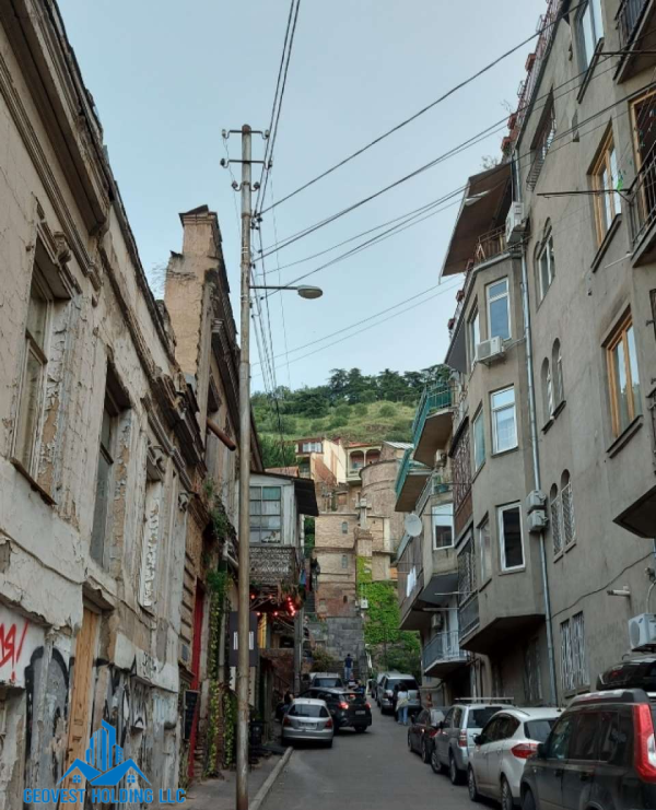 قدم زدن در خیابان های پیچ درپیچ شهر قدیم