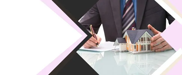 مردی در حال نوشتن قرارداد خرید ملک